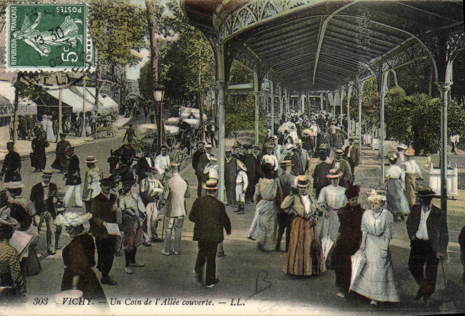 CPA Vichy Un Coin de l'Allee couverte
