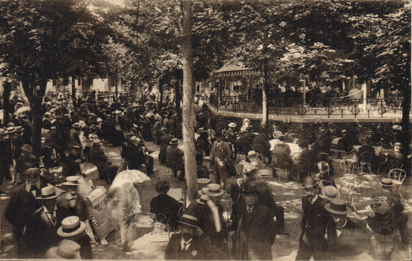Vichy — Musique au Jardin de l'Hôpital — Carte Postale de Luxe