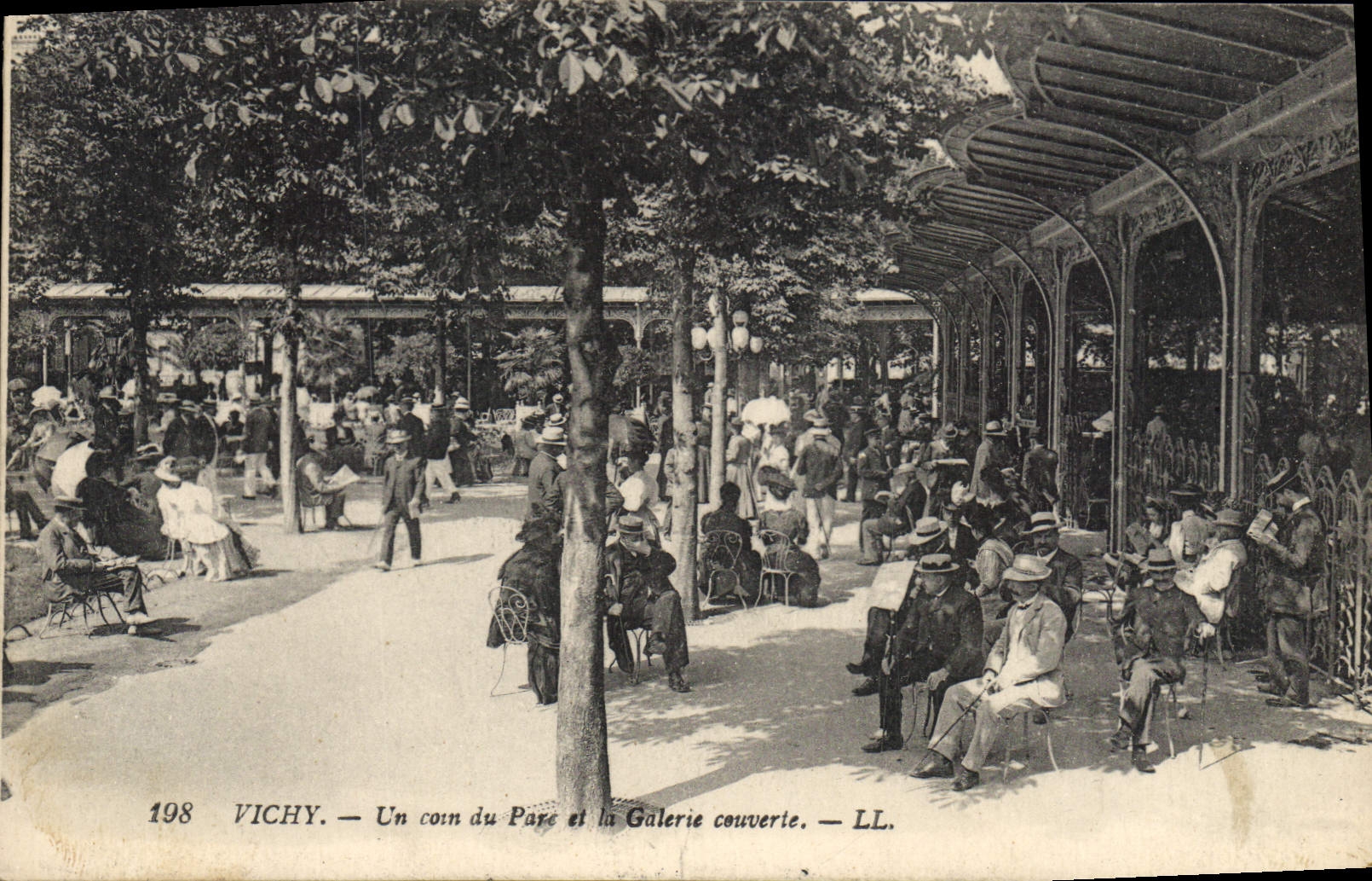 CPA Vichy Un coin du Parc et la Galerie couverte