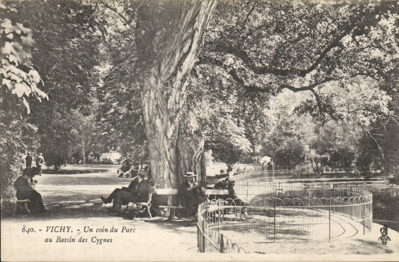 CPA Vichy Un coin du Parc au Bassin des Cygnes