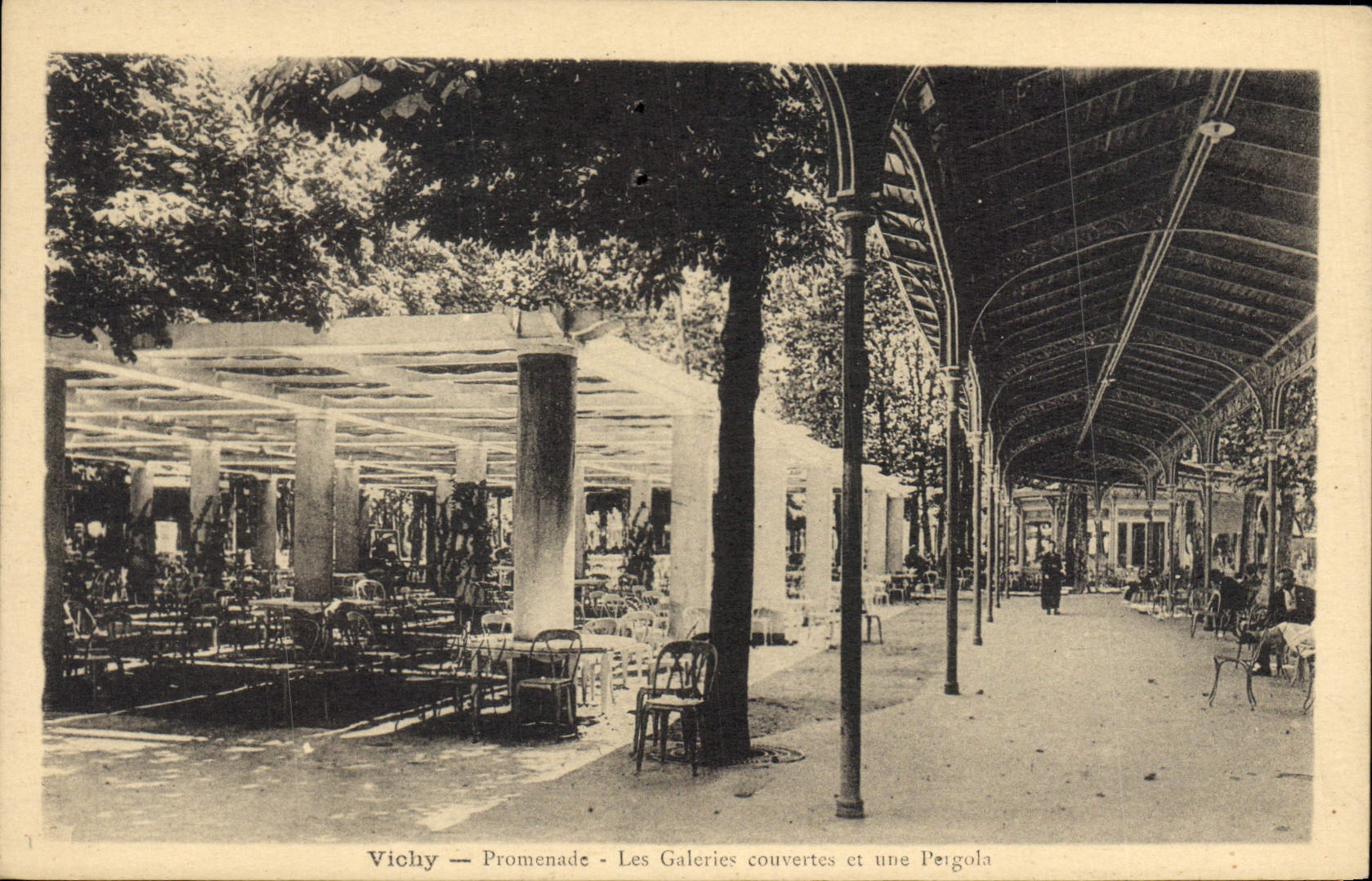 CPA Vichy Promenade les Galeries couvertes et une Pergola