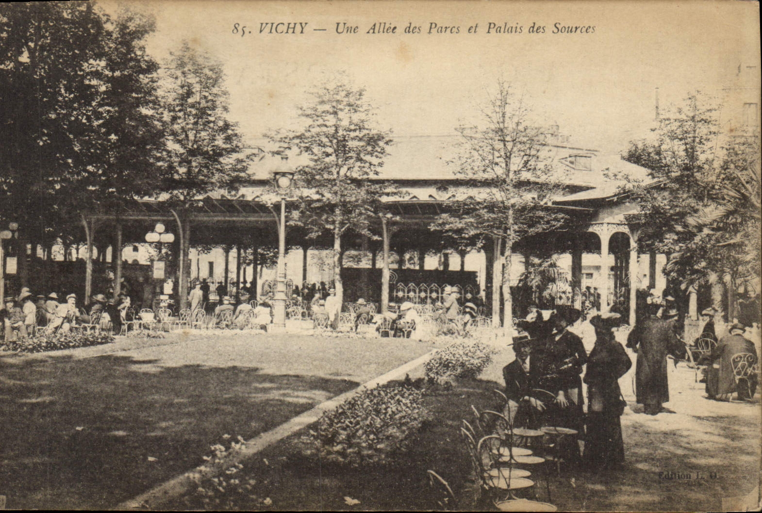 CPA Vichy Une des Parcs et Palais des Sources