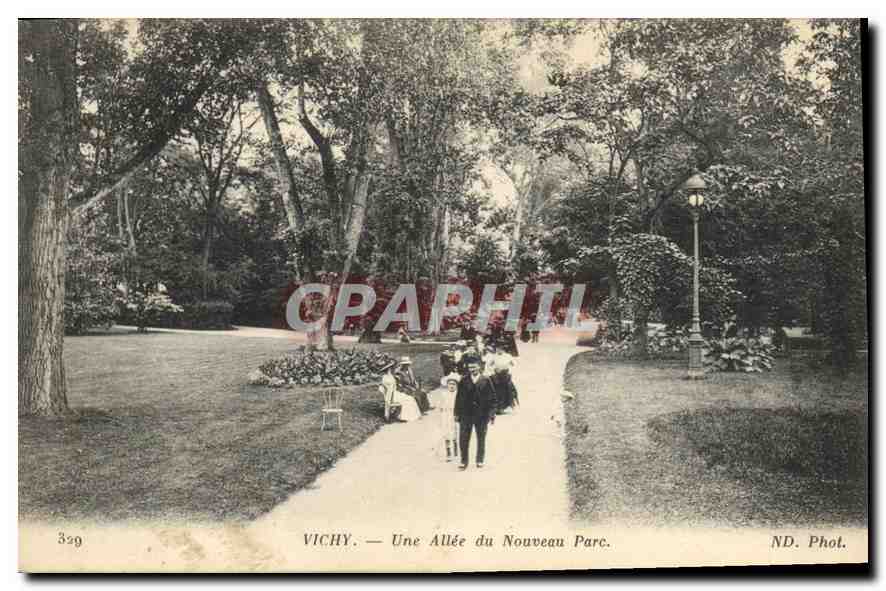 CPA Vichy Une Allee du Nouveau Parc