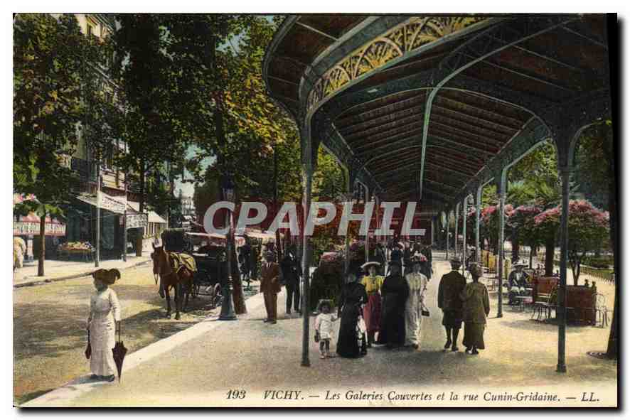 CPA Vichy Les Galeries couvertes et la rue Cunin Gridaine