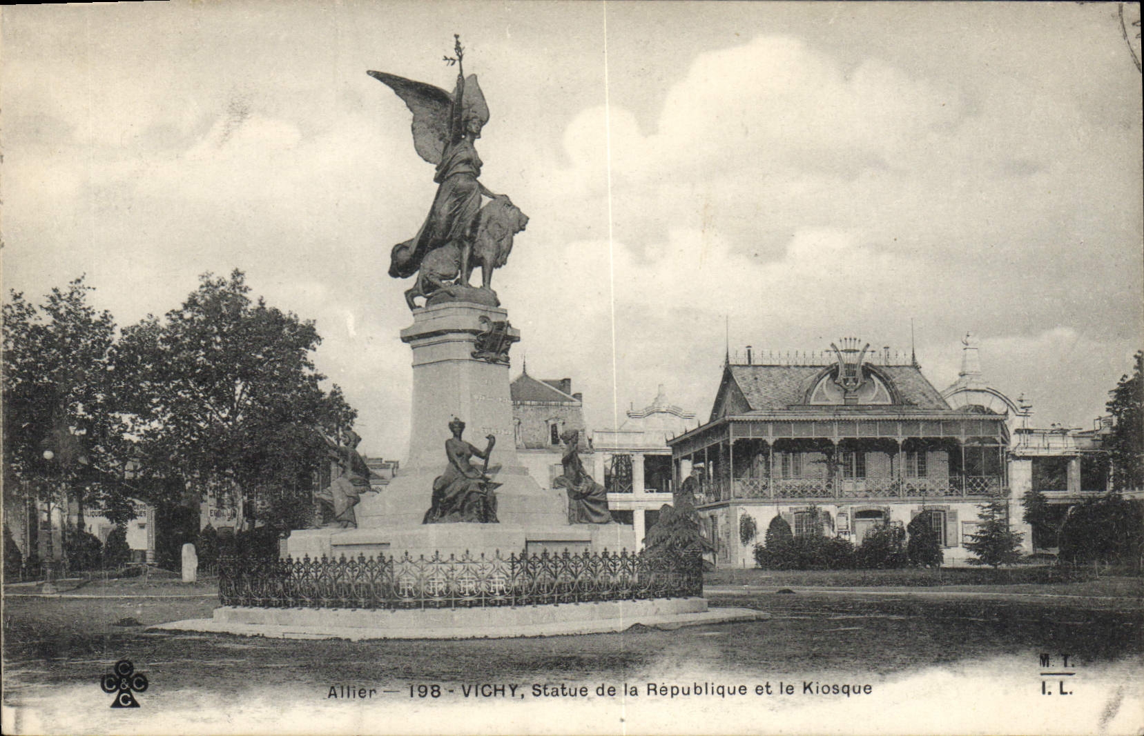 CPA Vichy Statue de la Republique et le Kiosque