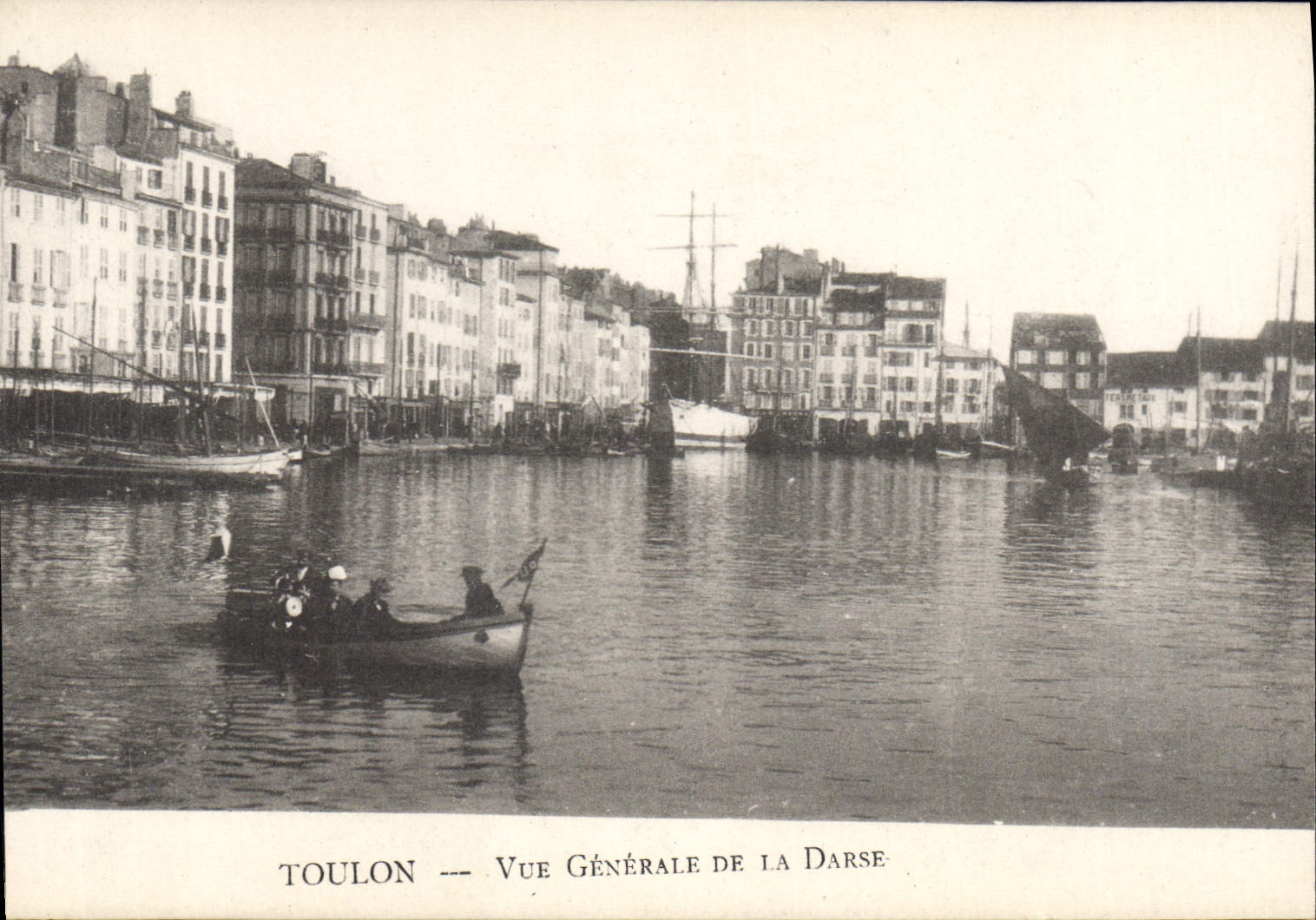 CPA Toulon Vue generale de la Darse Bateaux