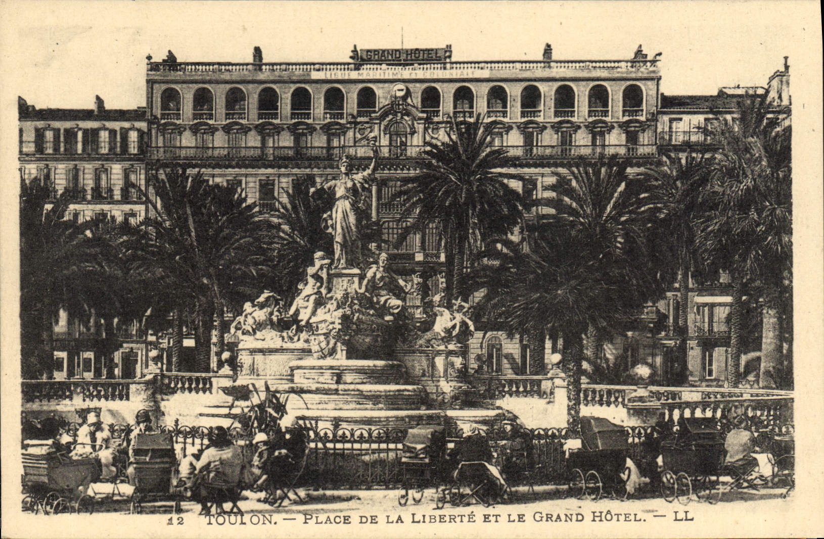 CPA Toulon Place de la Liberte et le Grand Hotel