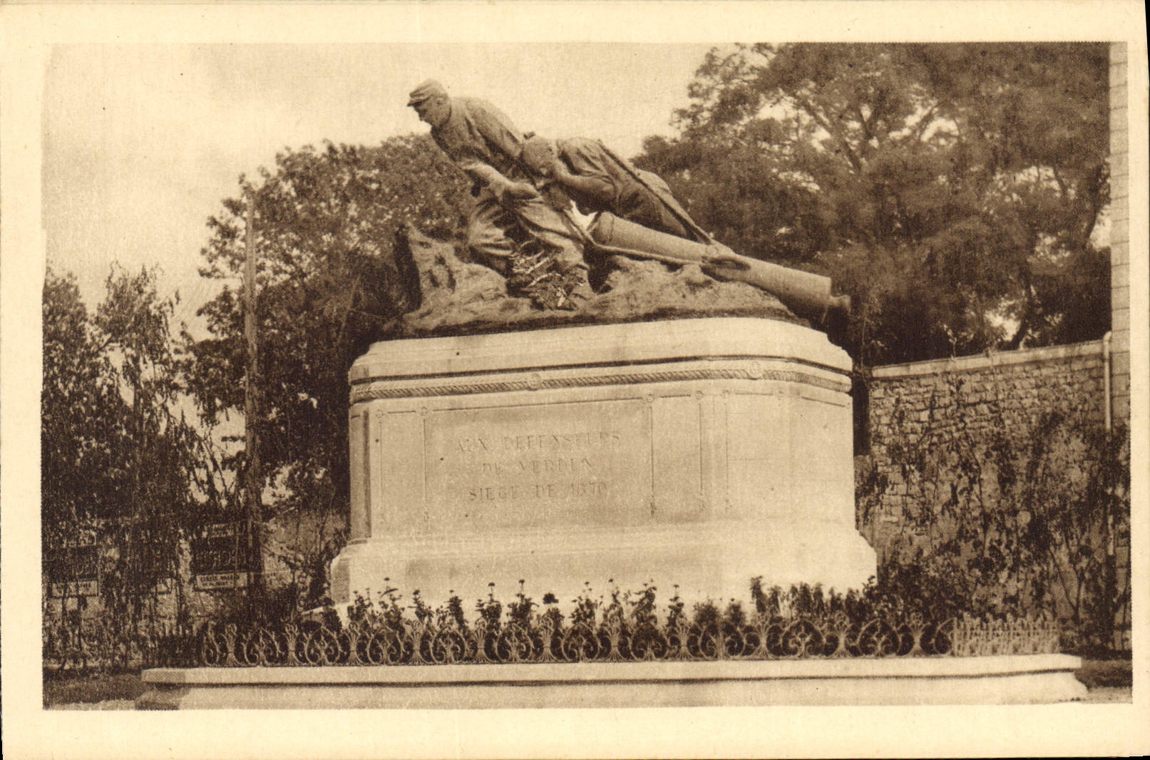 CPA Verdun Monument du Siege de 1870 Militaria