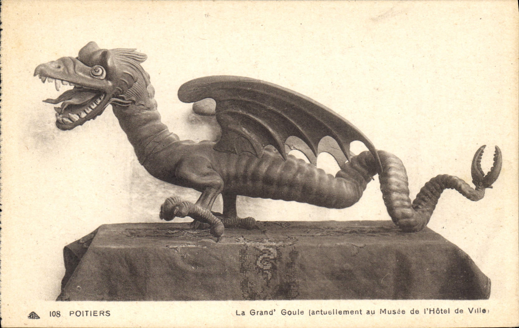 CPA Poitiers Le Grand Goule Musee de l'Hotel de ville Dragon