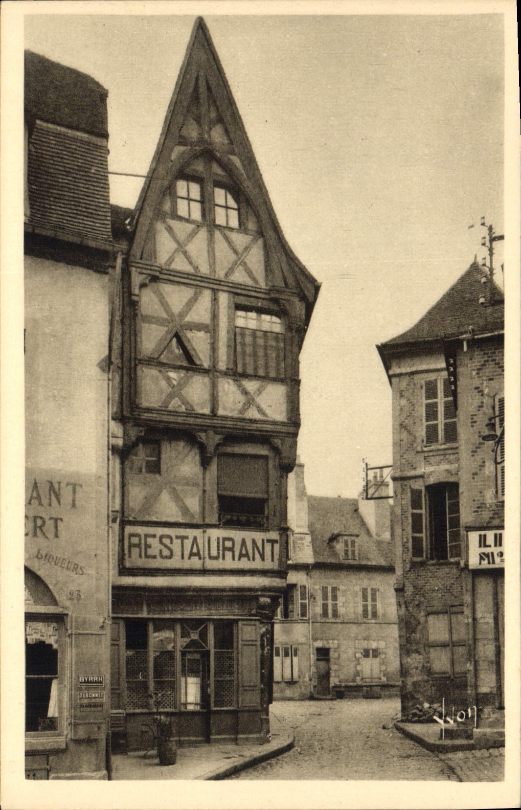 CPA Moulins (Allier) Maison du XIIe siecle Restaurant