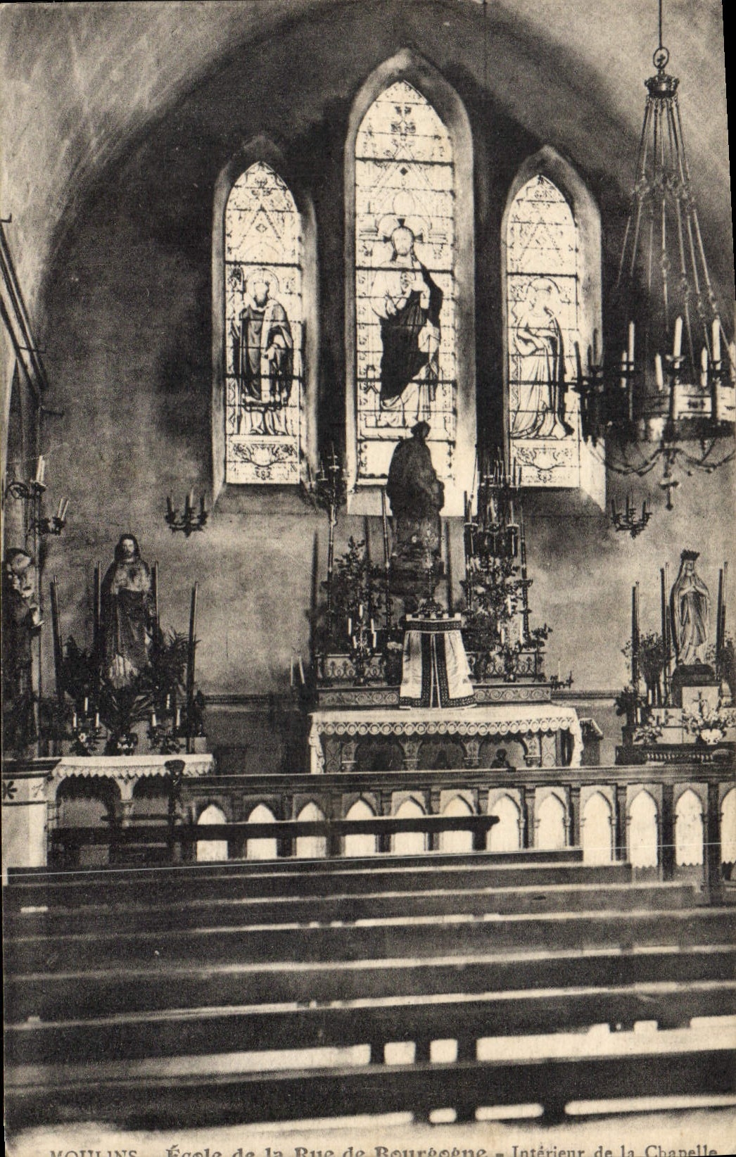 CPA Moulins Interieur de la Chapelle