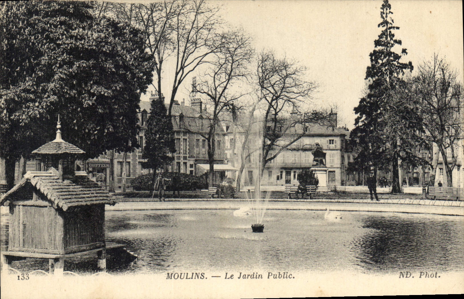 CPA Moulins Le Jardin Public