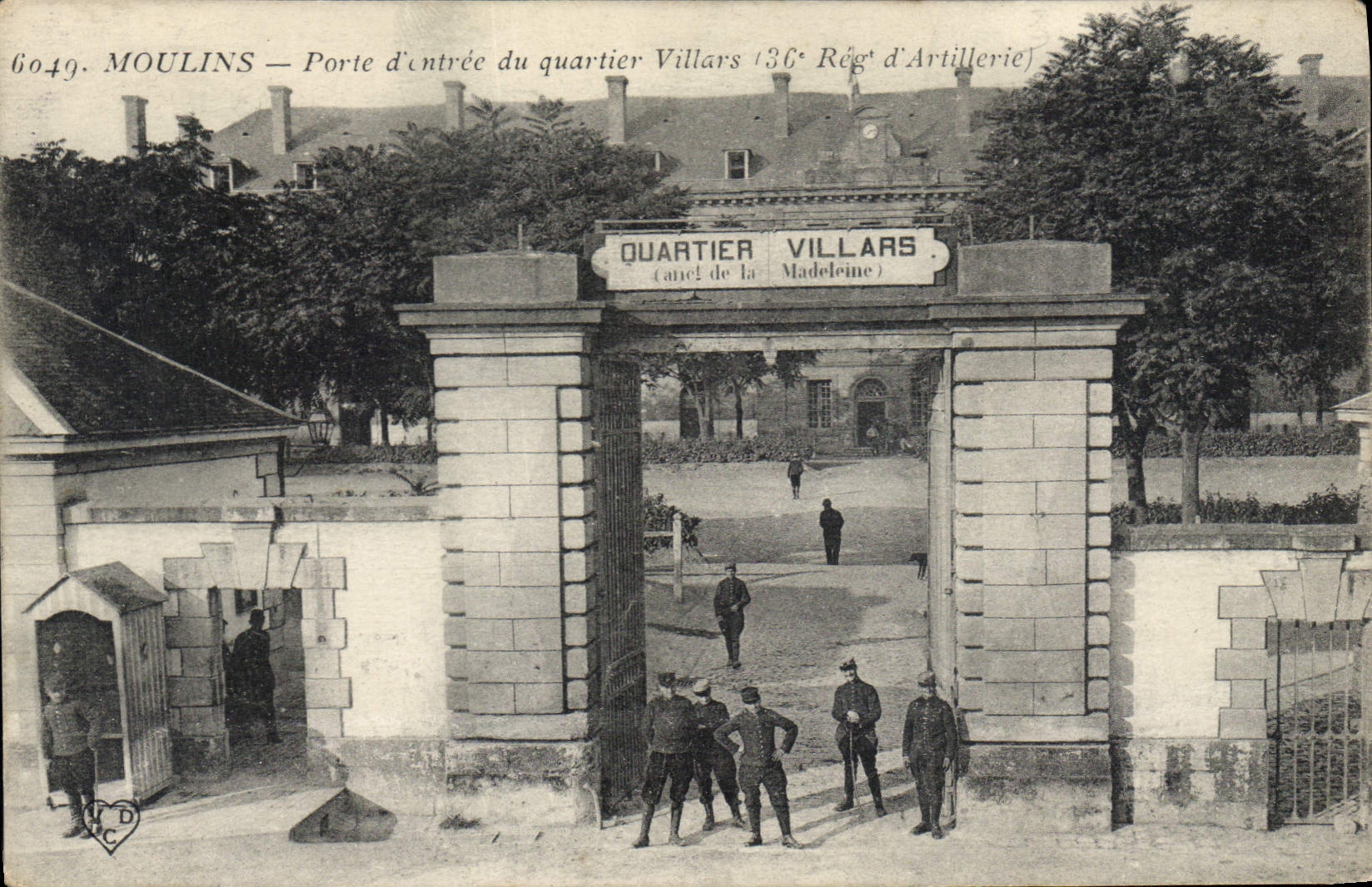 CPA Moulins Porte d'entree du quartier Villars 36eme regiment d'artillerie Militaria