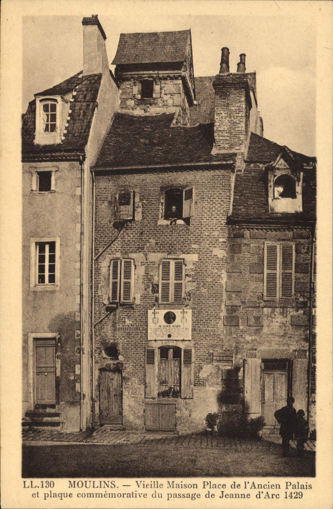 CPA Moulins Vieille Maison Place de l'Ancien Palais