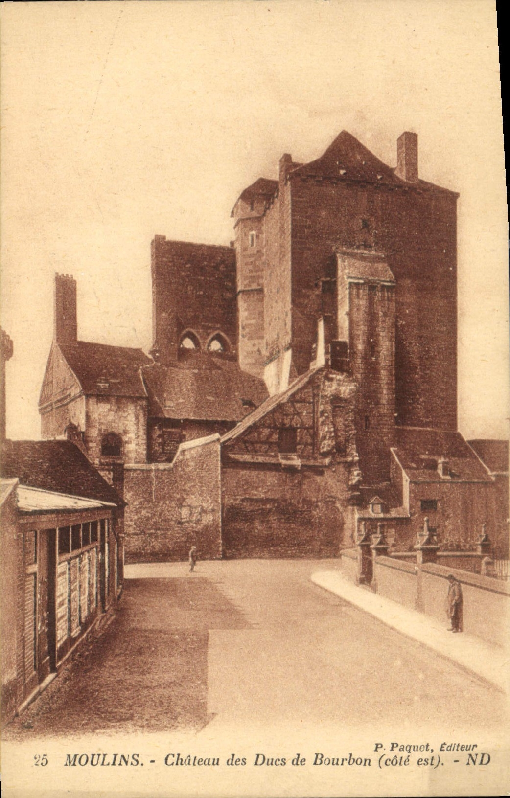 CPA Moulins Chateau des Ducs de Bourbon (cote est)