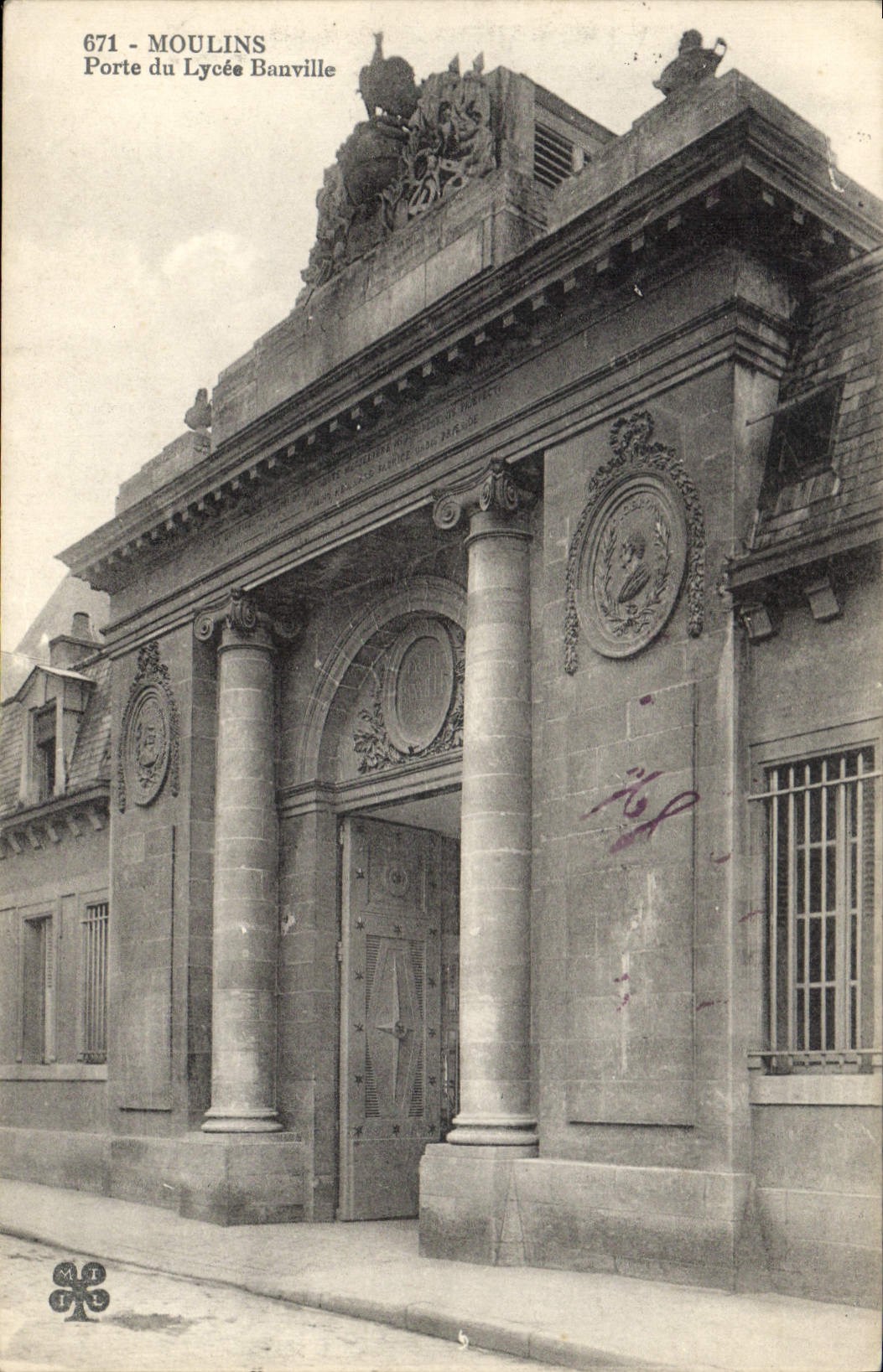 CPA Moulins Porte du Lycee Banville