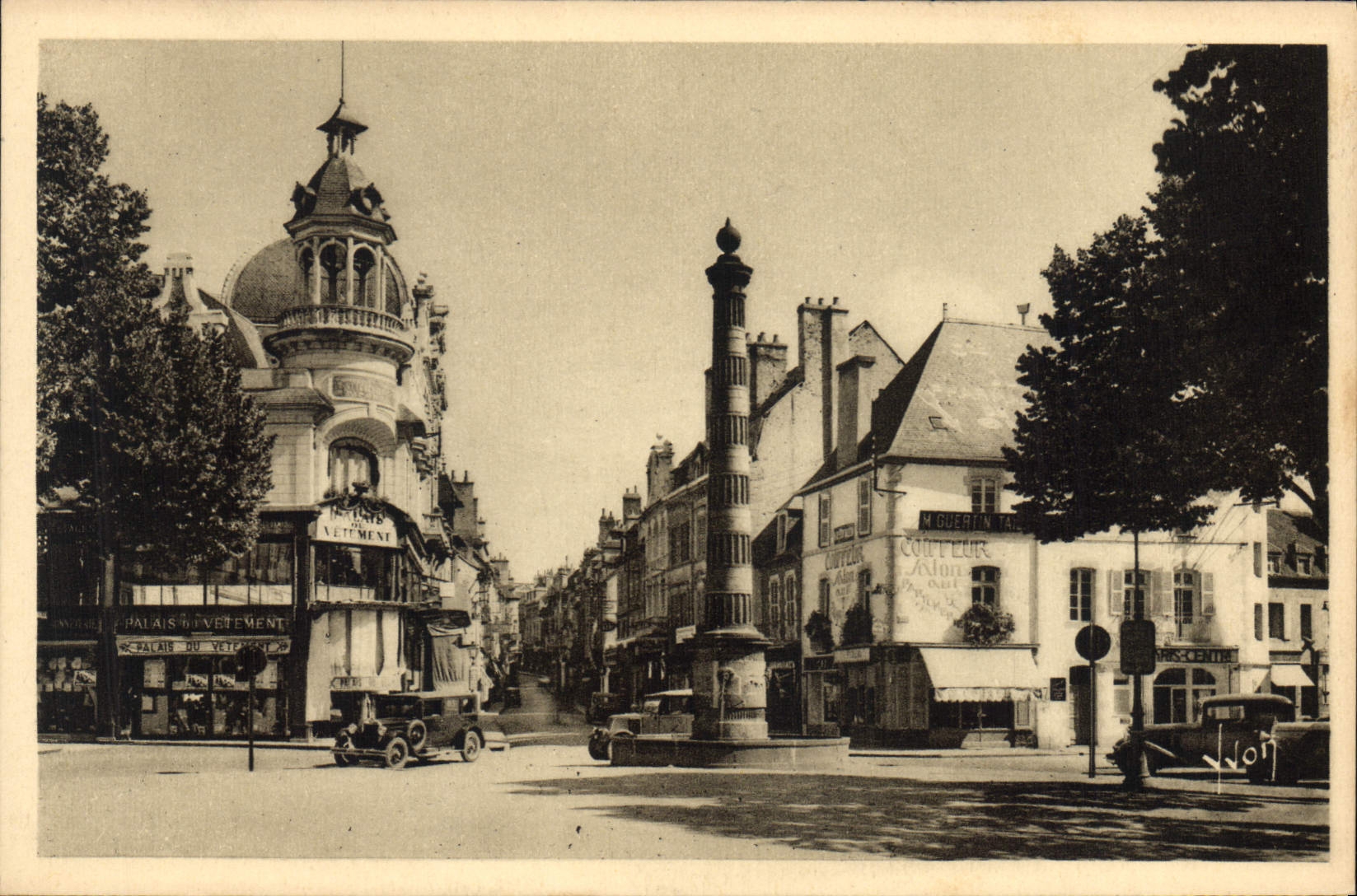 CPA Moulins (Allier) Place et rue d'Allier