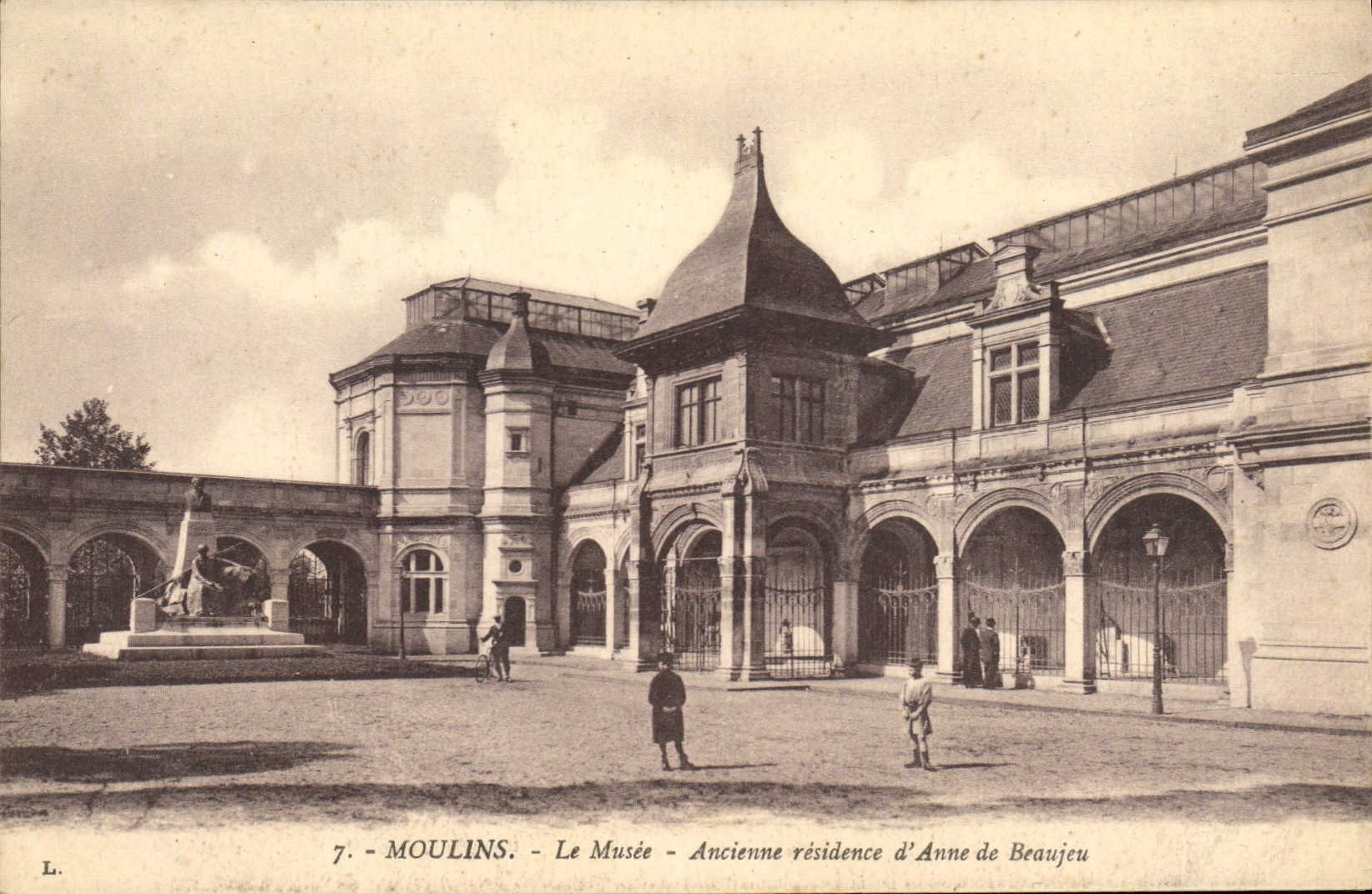 CPA Moulins Le Musee Ancienne residence d'Anne de Beaujeu