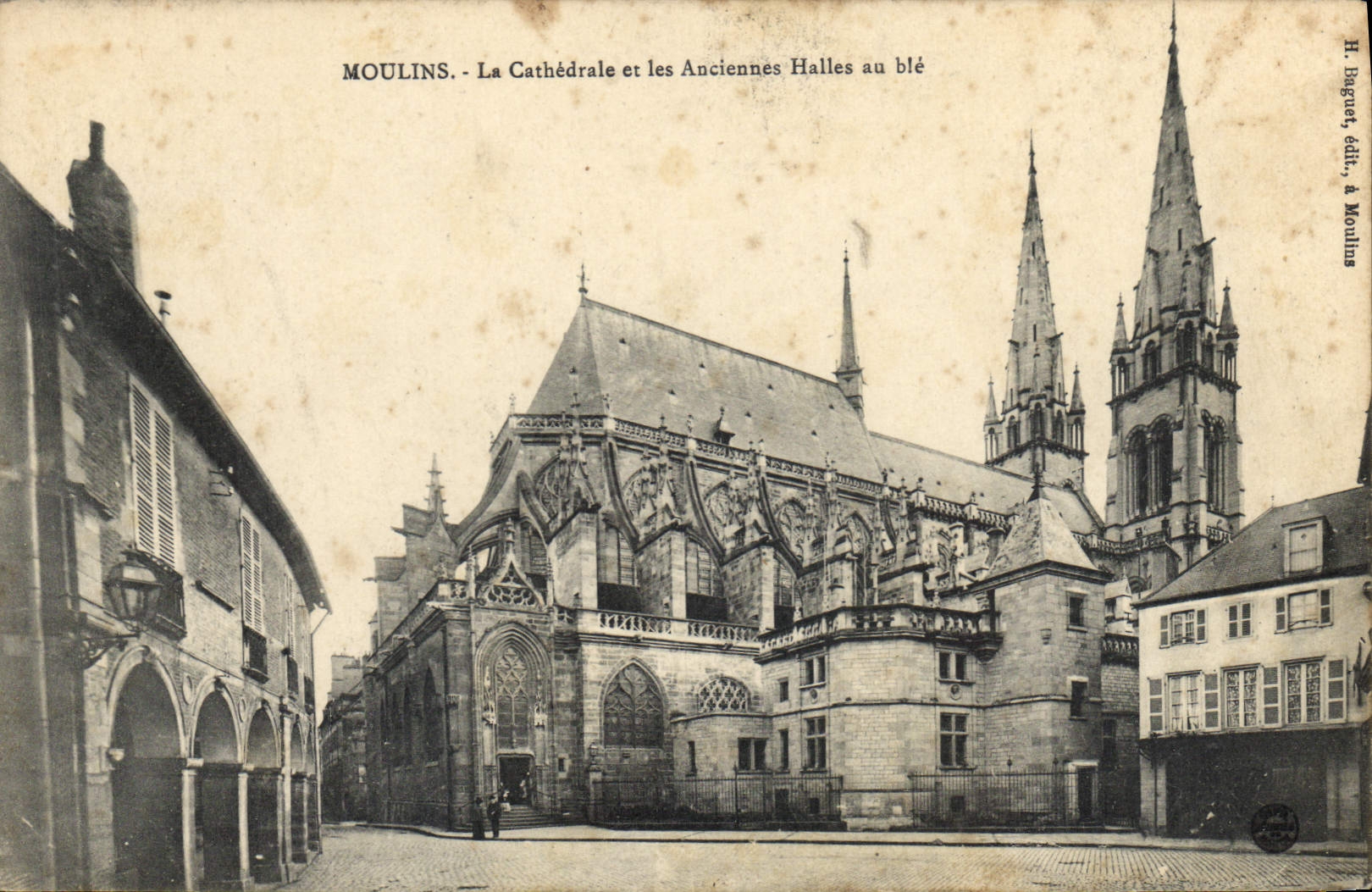 CPA Moulins La Cathedrale et les Anciennes Halles au ble