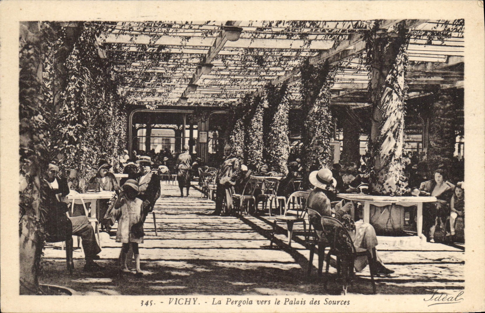 CPA Vichy La Pergola vers le Palais des Sources