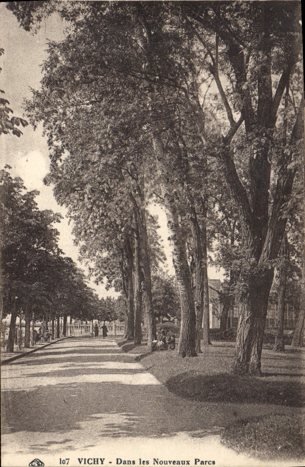 CPA Vichy Dans les Nouveaux Parcs