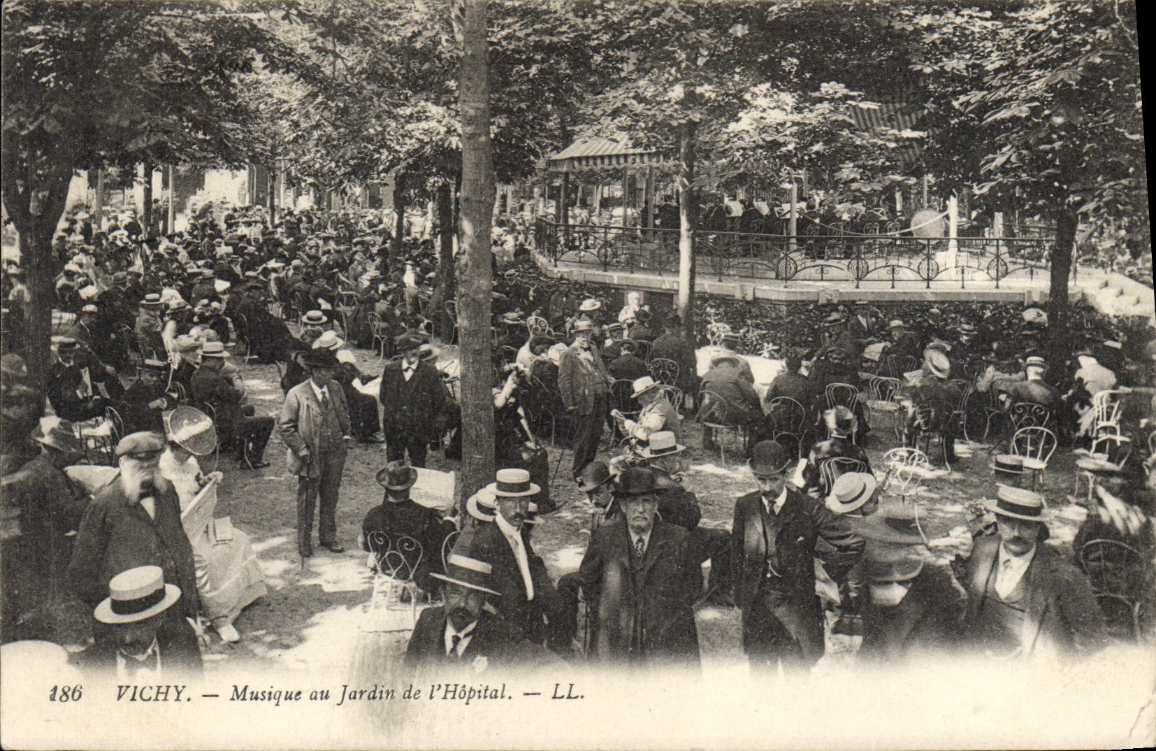 CPA Vichy Musique au Jardin de l'Hopital
