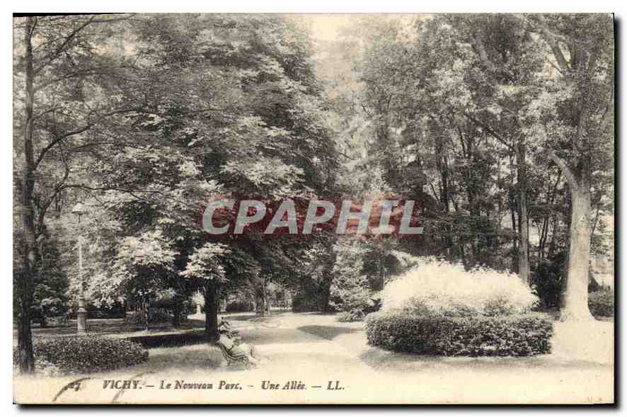 CPA Vichy Le Nouveau Parc Une Allee