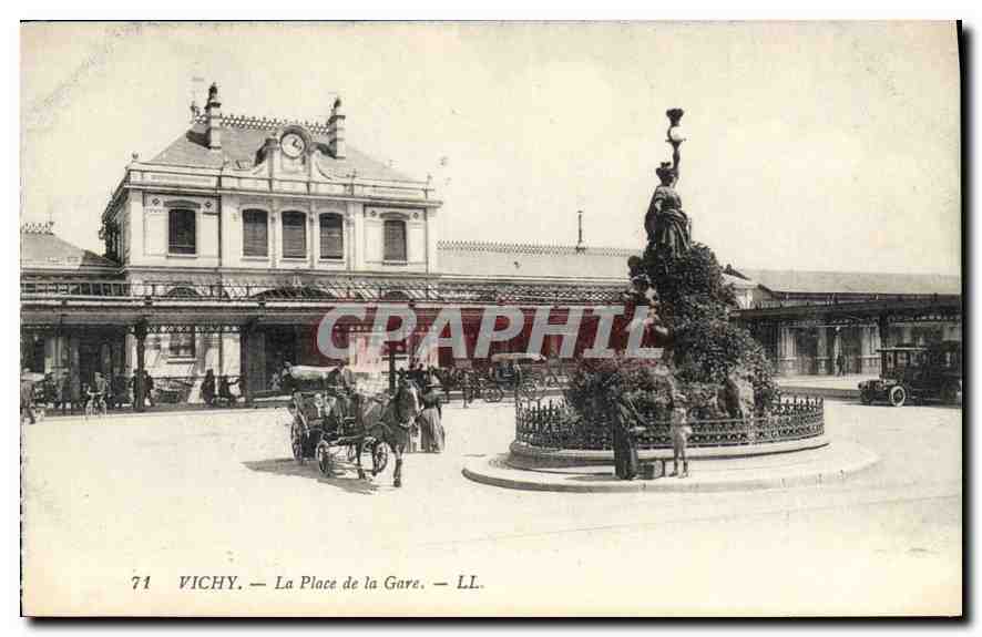 CPA Vichy La Place de la Gare