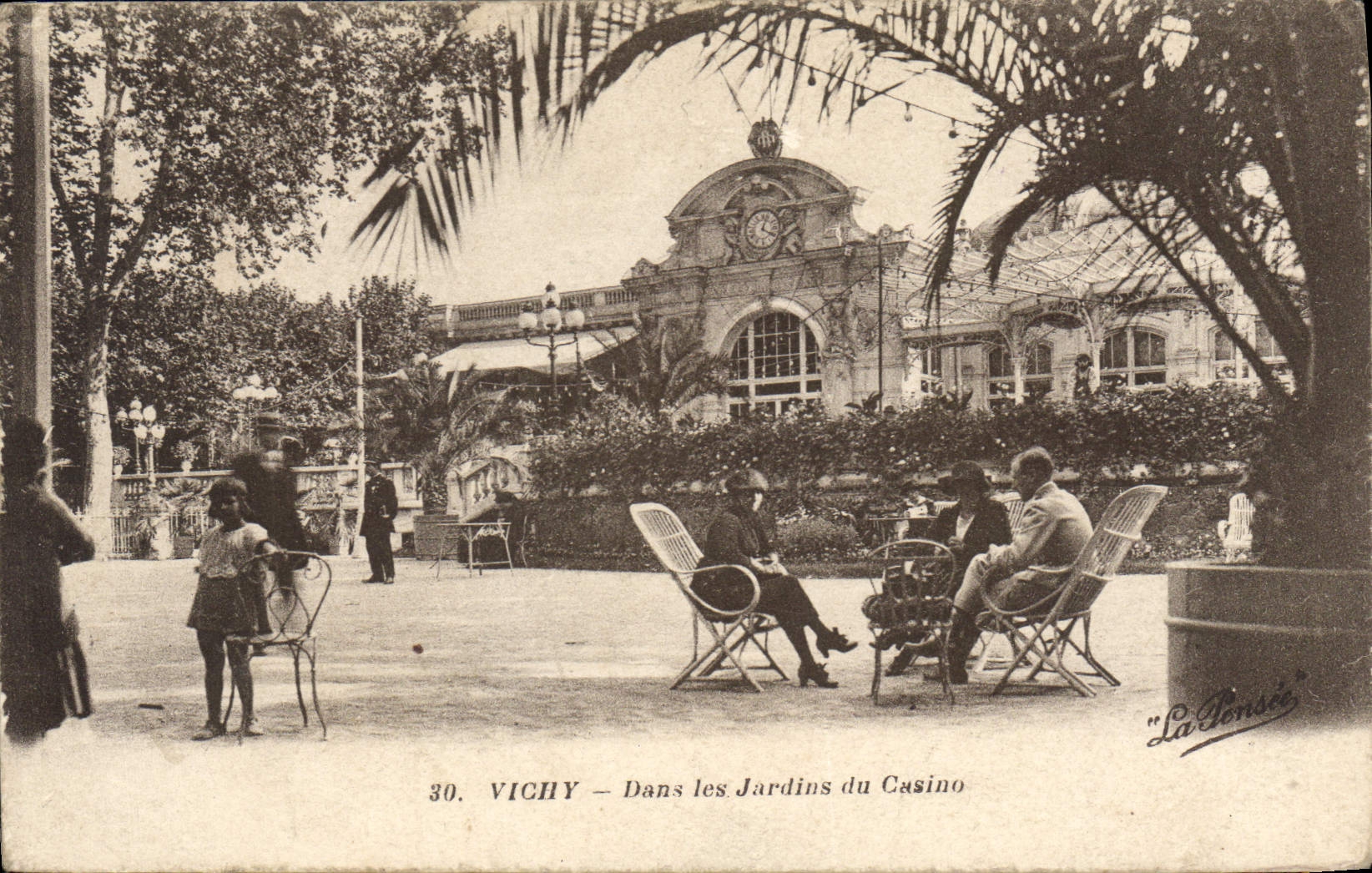 CPA Vichy Dans les Jardins du Casino