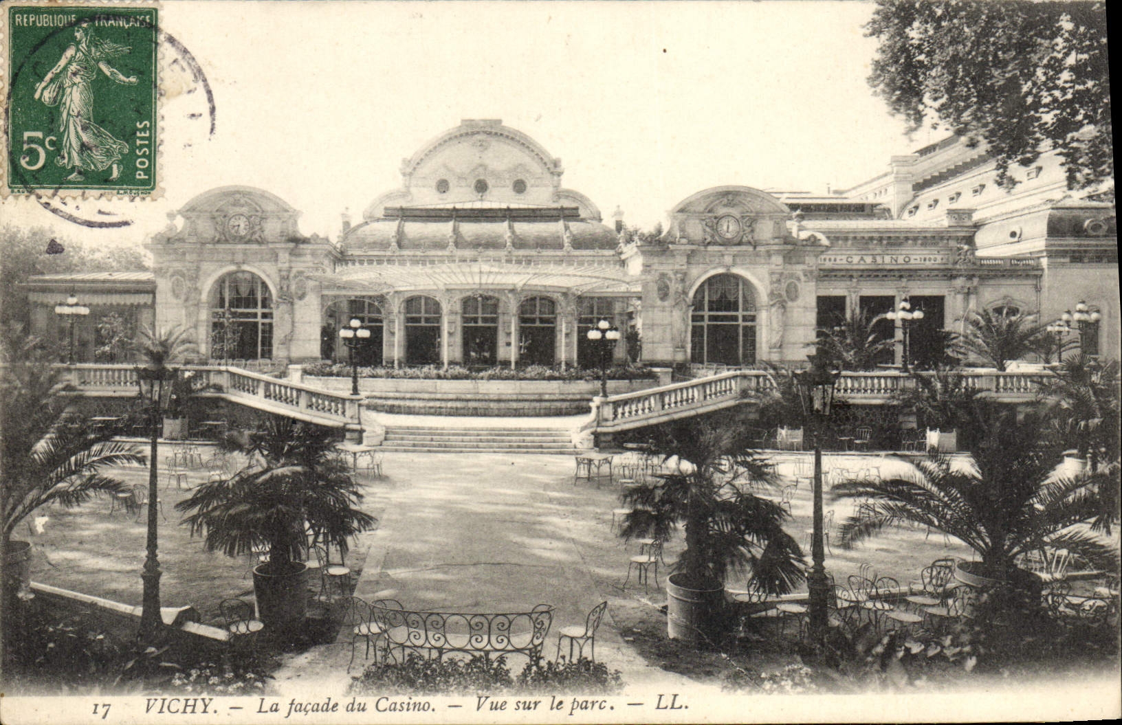 CPA Vichy La Facade du Casino Vue sur le Parc