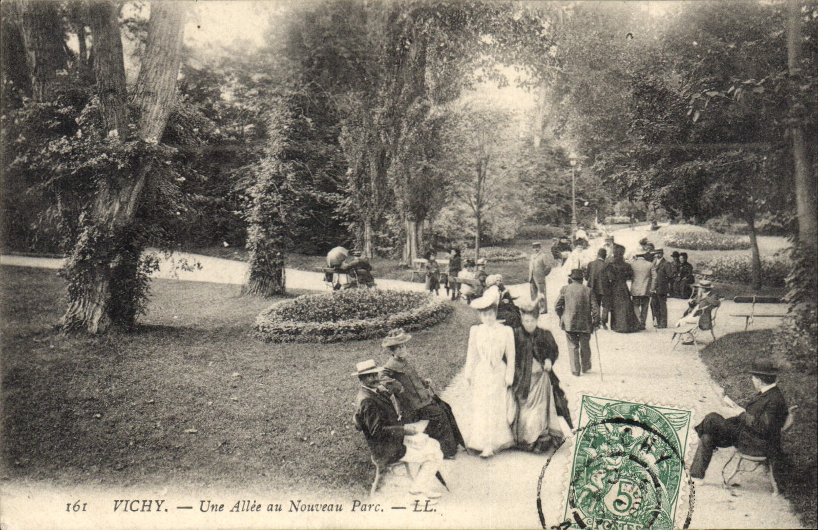 CPA Vichy Une Allee au Nouveau Parc