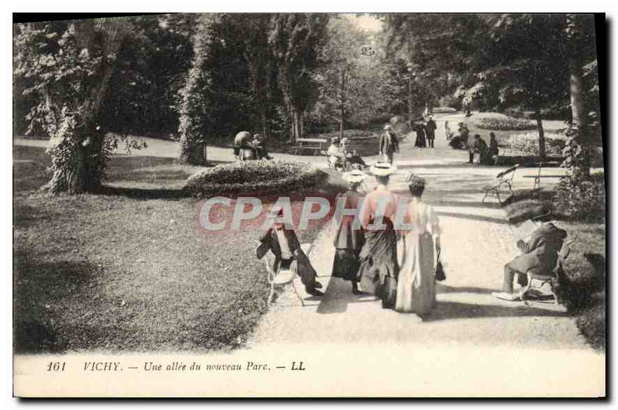 CPA Vichy Une allee du nouveau Parc