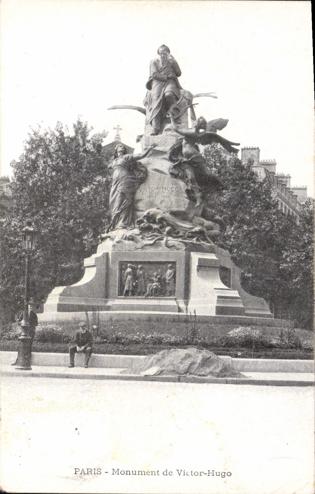 CPA Paris Monument de Victor Hugo