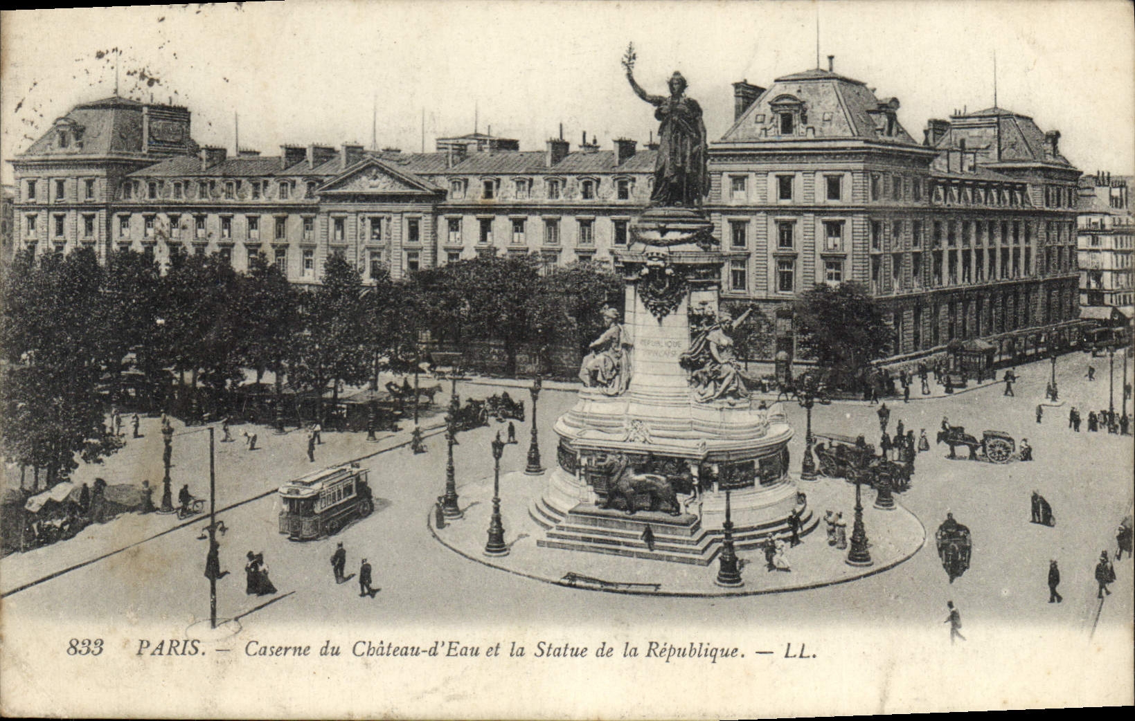 CPA Paris Caserne de Chateau d'Eau et la Statue de la Republique