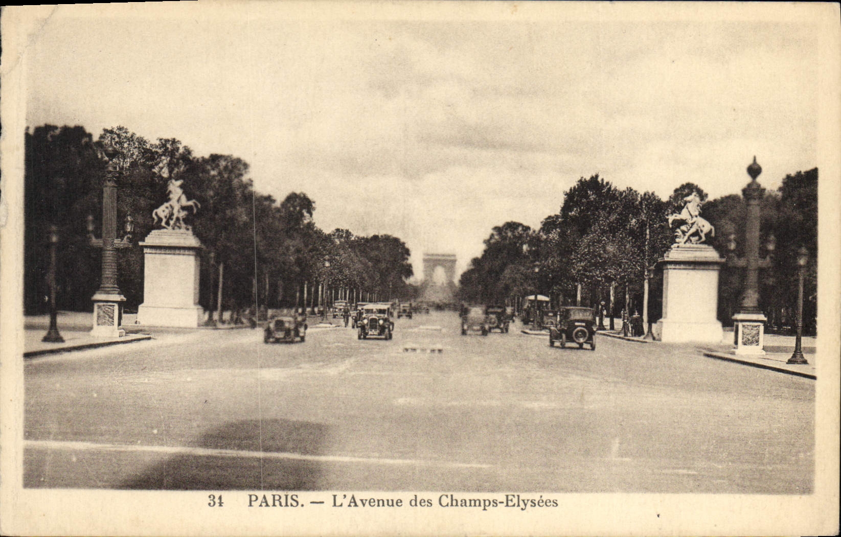 CPA Paris L'Avenue des Champs Elysees