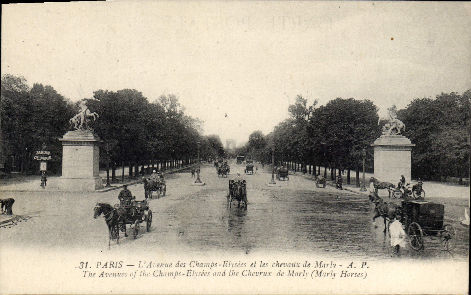 CPA Paris L'Avenue des Champs Elysees et les Cheveau de Marly