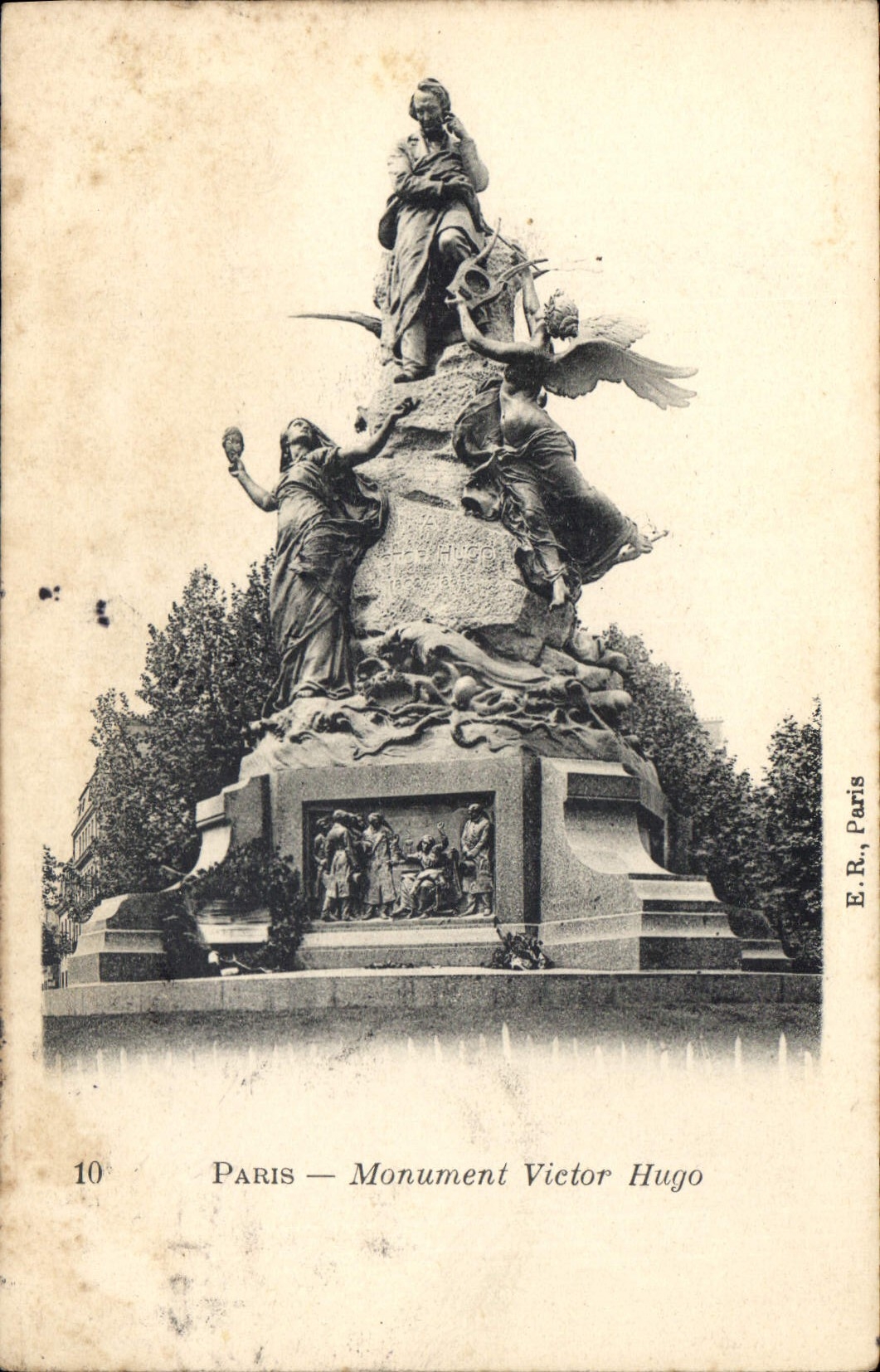 CPA Paris Monument de Victoe Hugo