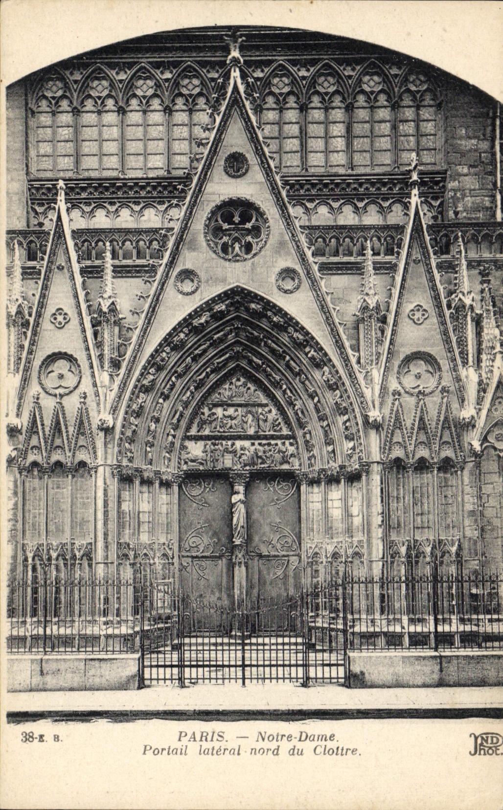 CPA Paris Notre Dame Portail laterale cord du Cloitre