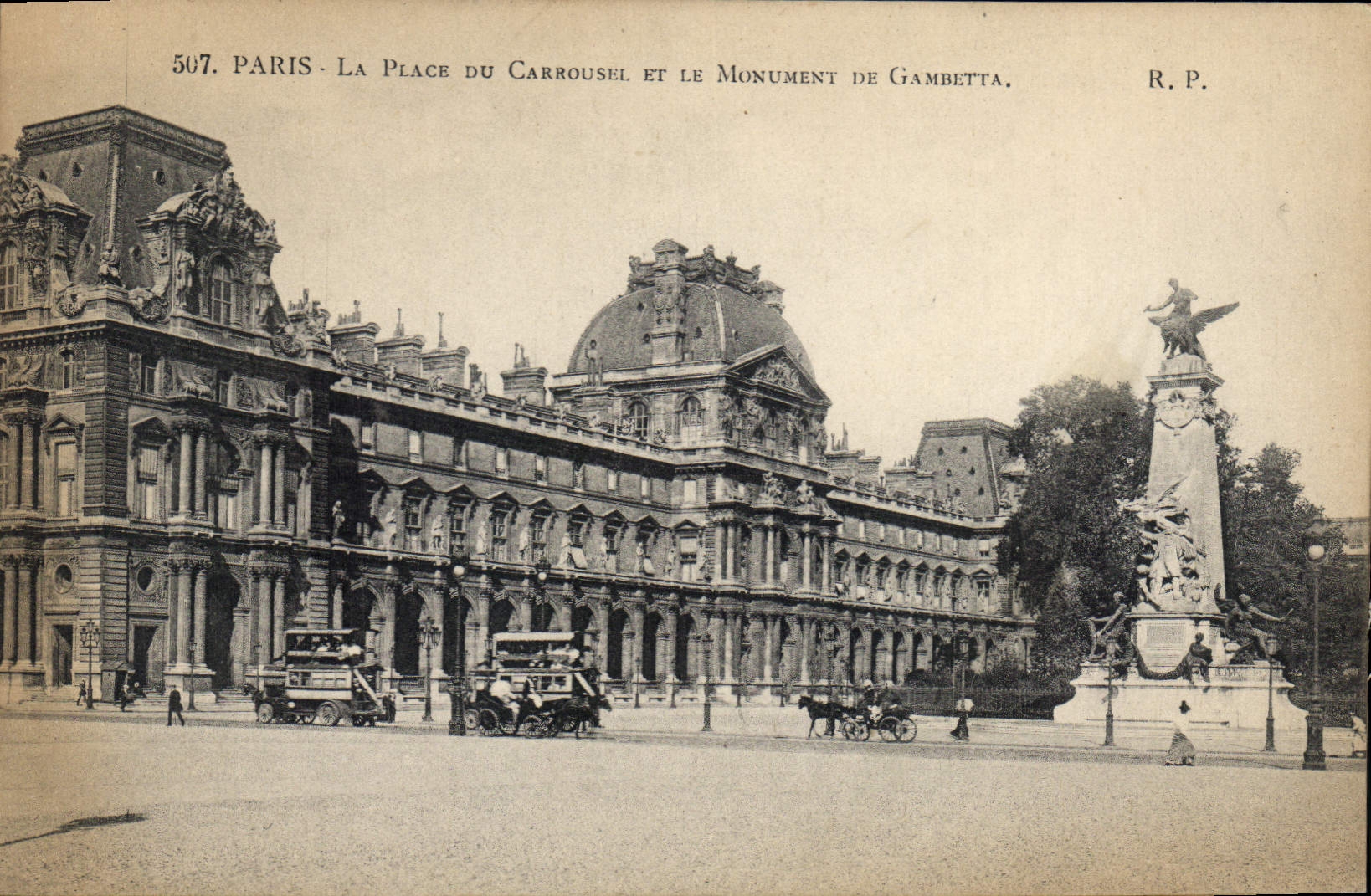 CPA Paris La Place du Carrousel et le Monument de Gambette