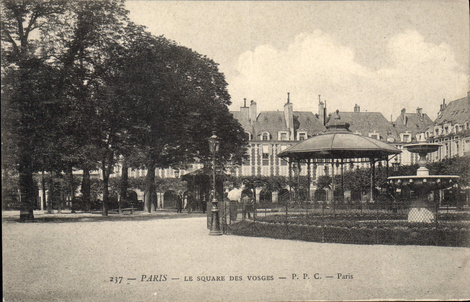 CPA Paris Le Square des Vosges