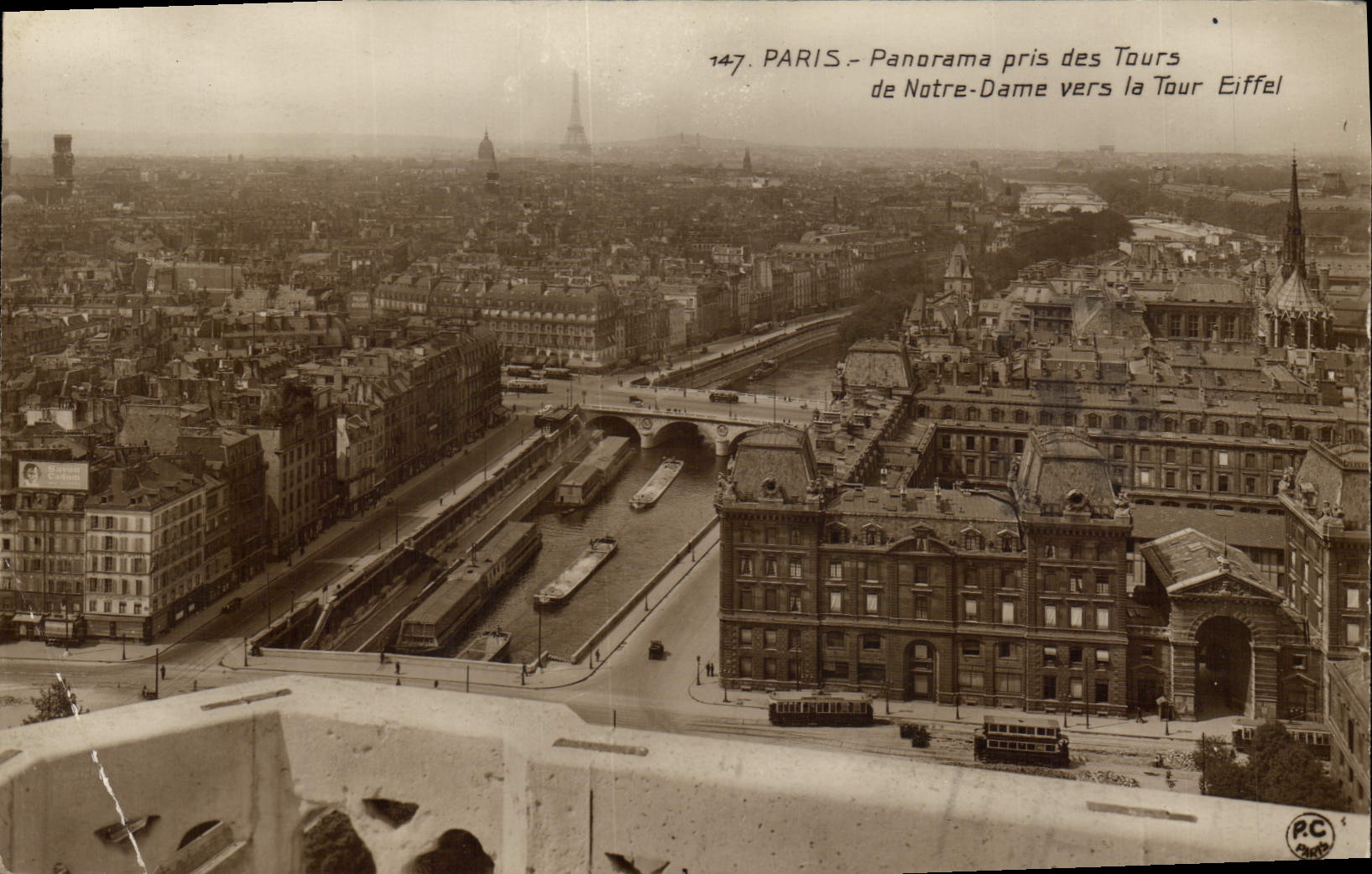 CPA Paris Panorama pris des Tours de Notre Dame vers la Tour Eiffel