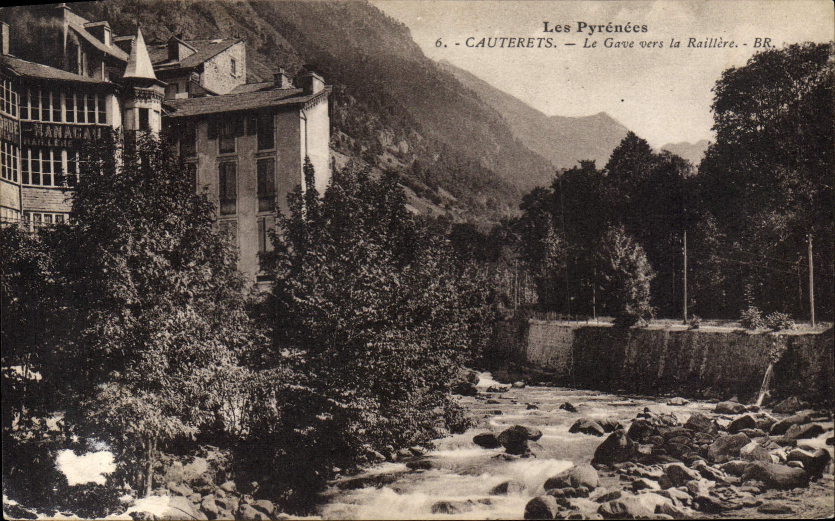 CPA Les Pyrenees Cauterets Le Gave vers la Raillere