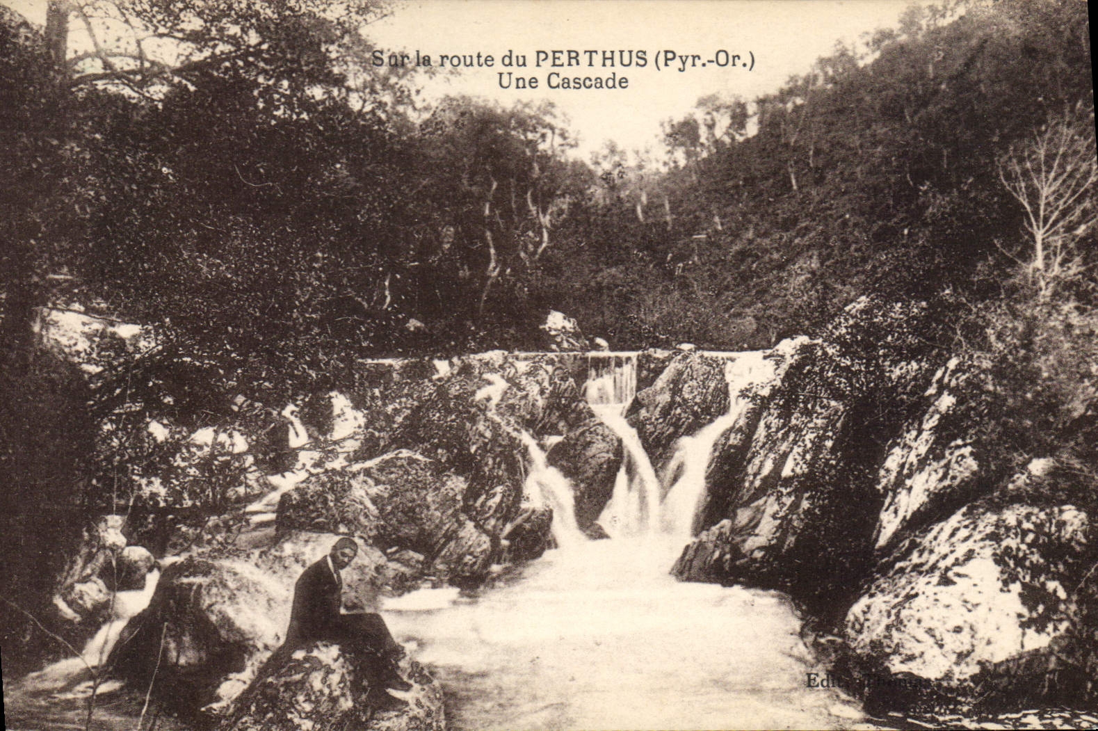 CPA Sur la routedu Perthus (Pyr Or) Une Cascade