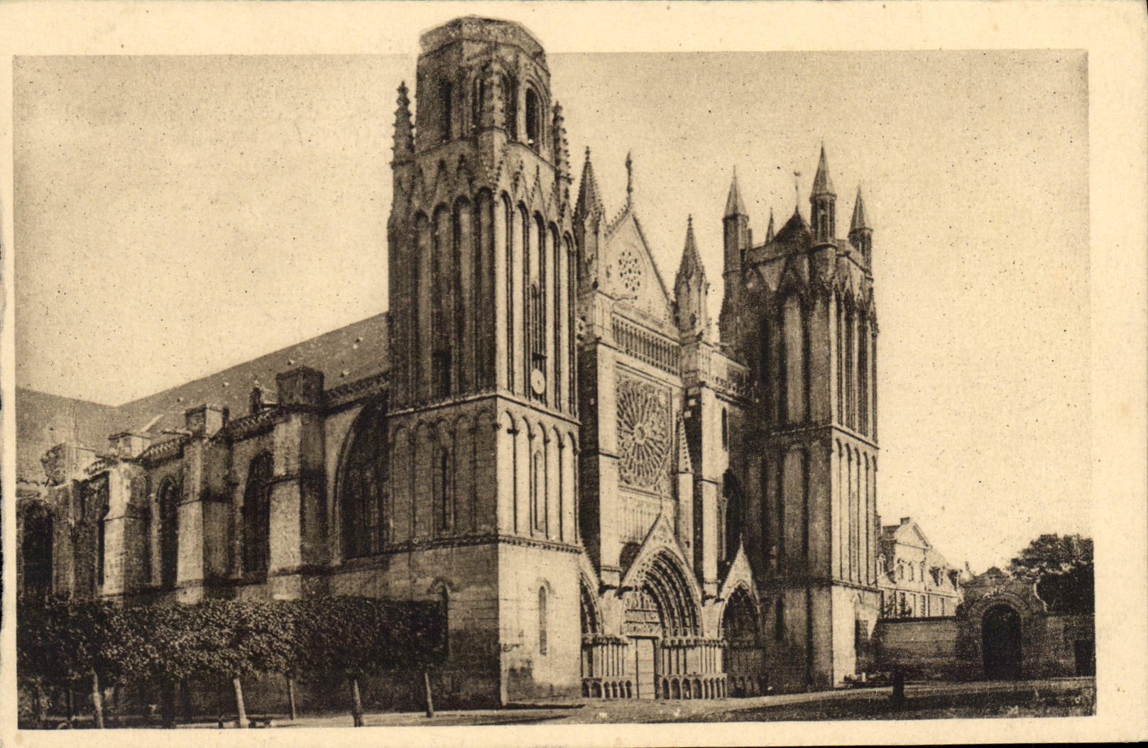 CPA Le Poitou Pittoresque Poitier (Vienne) La Cathedrale St Pierre (XIIe XIIIe XVe) et l'Ancien Evec