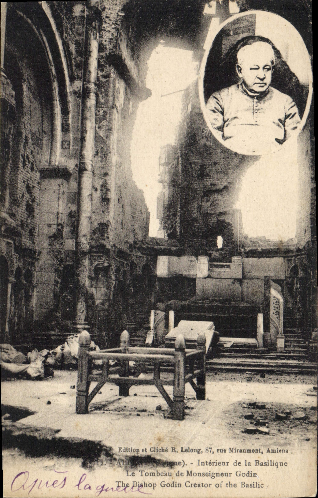 CPA Interieur de la Basilique Le Tombeau de Monseigneur Godie Albert
