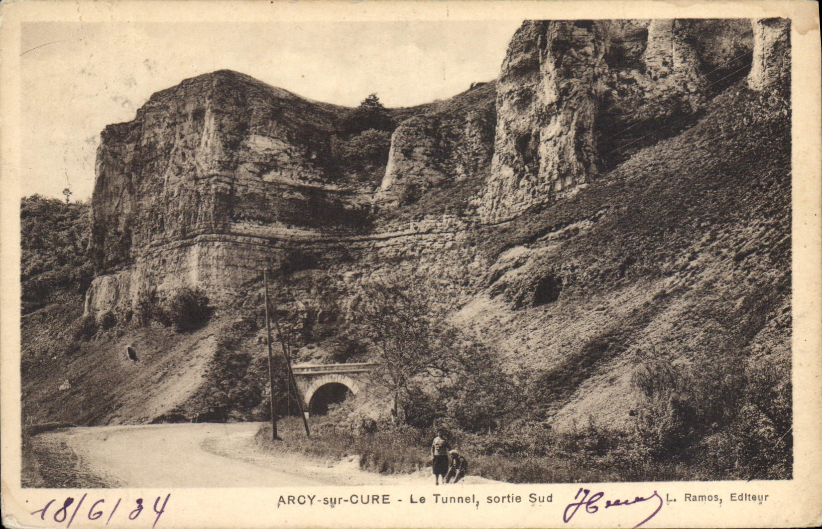 CPA Arcy sur Cure Le Tunnel sortie Sud