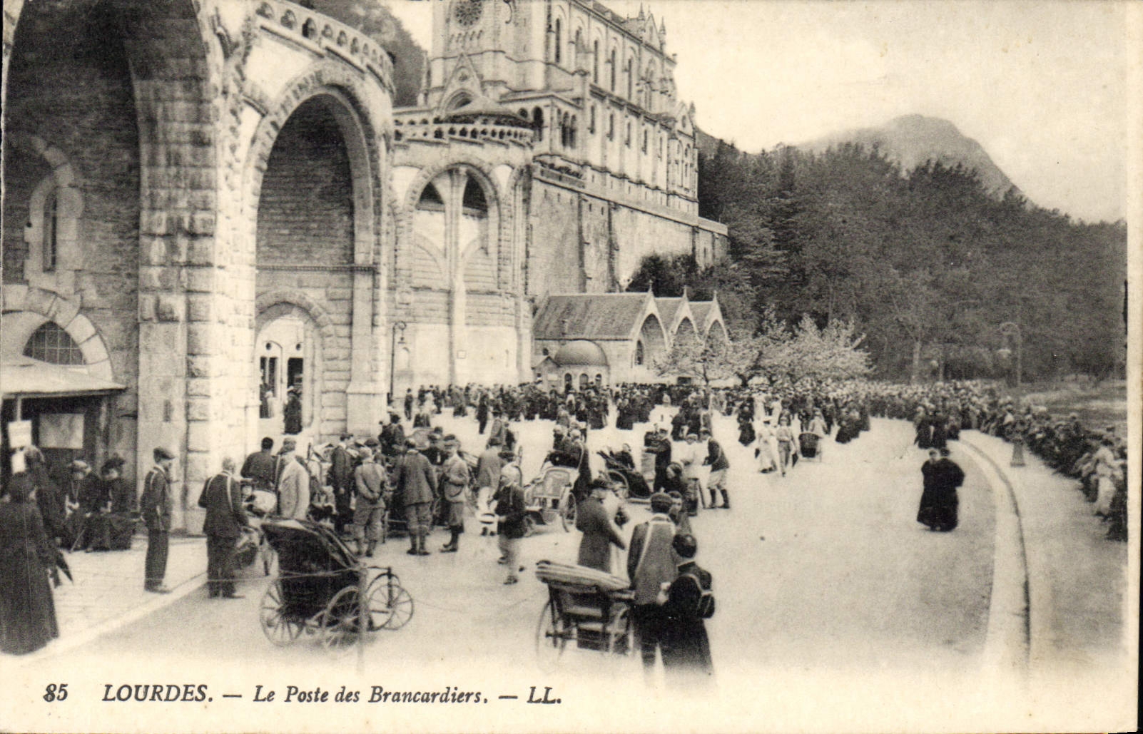 CPA Lourdes Le Poste des Brancardiers