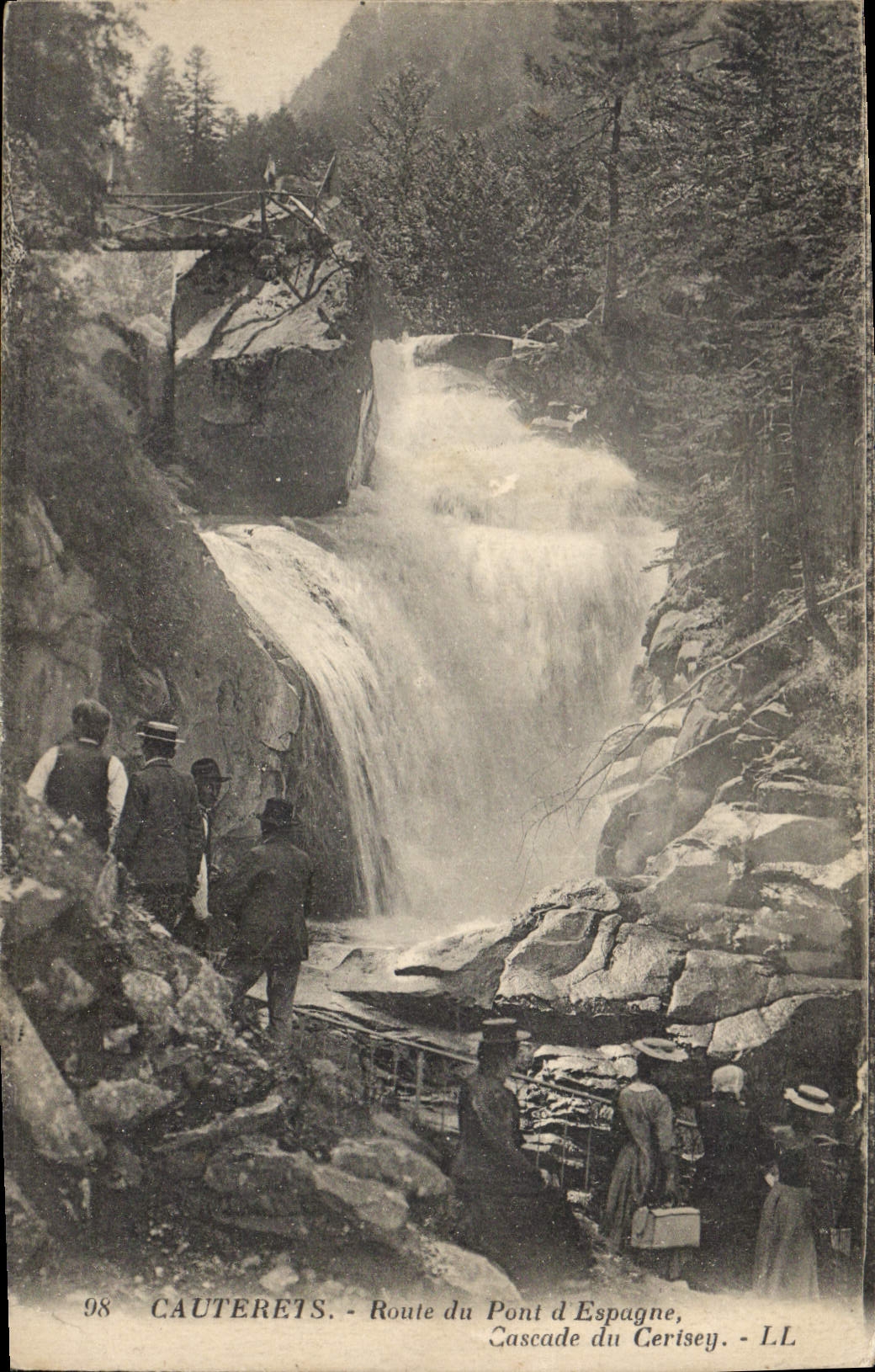CPA Cauterets Route du Pont d'Espagne Cascade du Cerisey