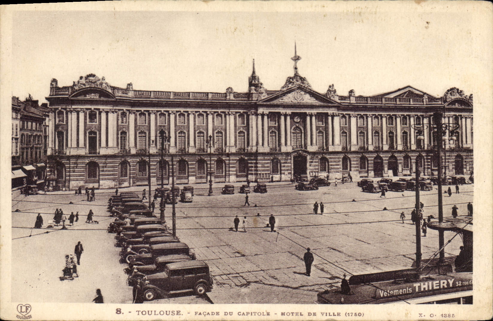 CPA Toulouse Facade du Capitole Hotel de Ville (1780) Tramway Vetements Thiery