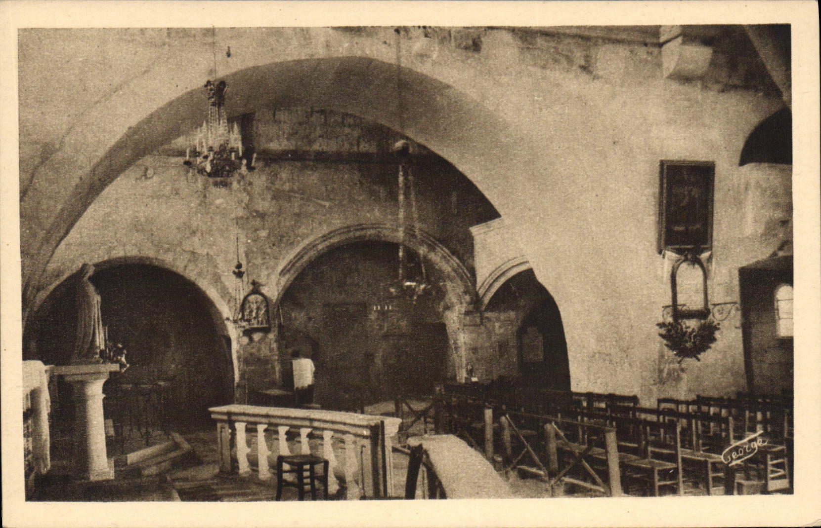 CPA Les Baux Interieur de l'Eglise St Vincent contenant des Vestiges des Xe XIIe XIVe et XIVe siecle